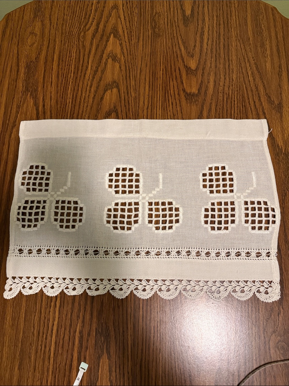 vintage Romanian 🇷🇴 crocheted oblong piece with shamrocks